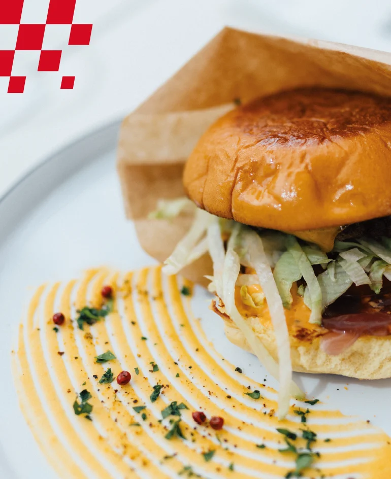 Burger des Restaurants motobene in der Motorworld Metzingen.